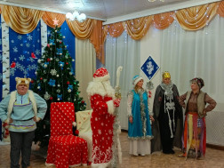 Новогодний праздник у старшей и логопедической групп.